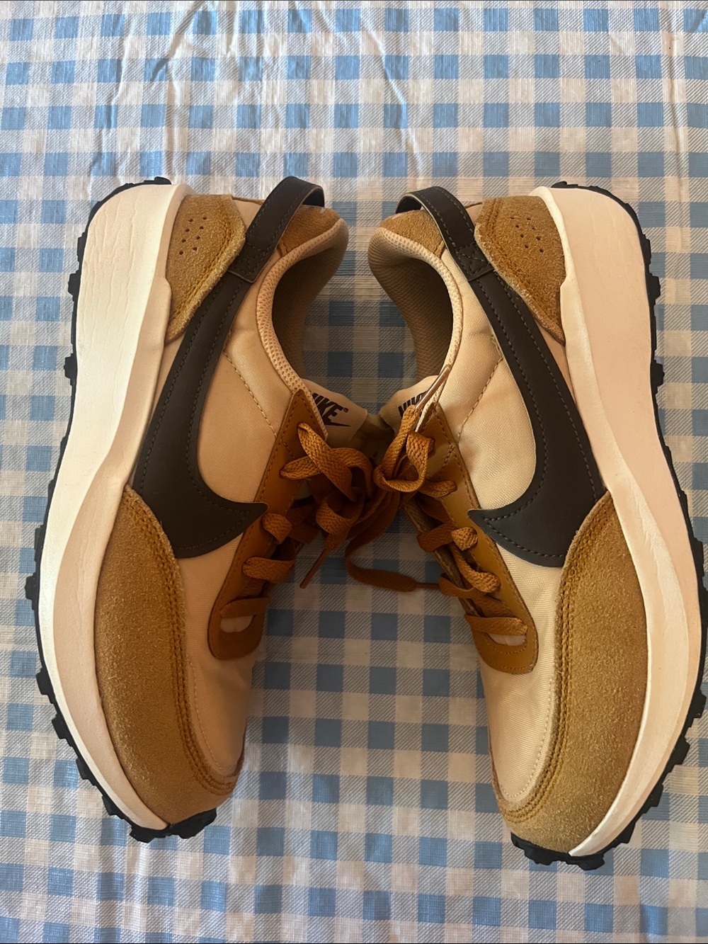 Nike women’s Waffle debut sneakers “ sesame colorway - Picture 3 of 6